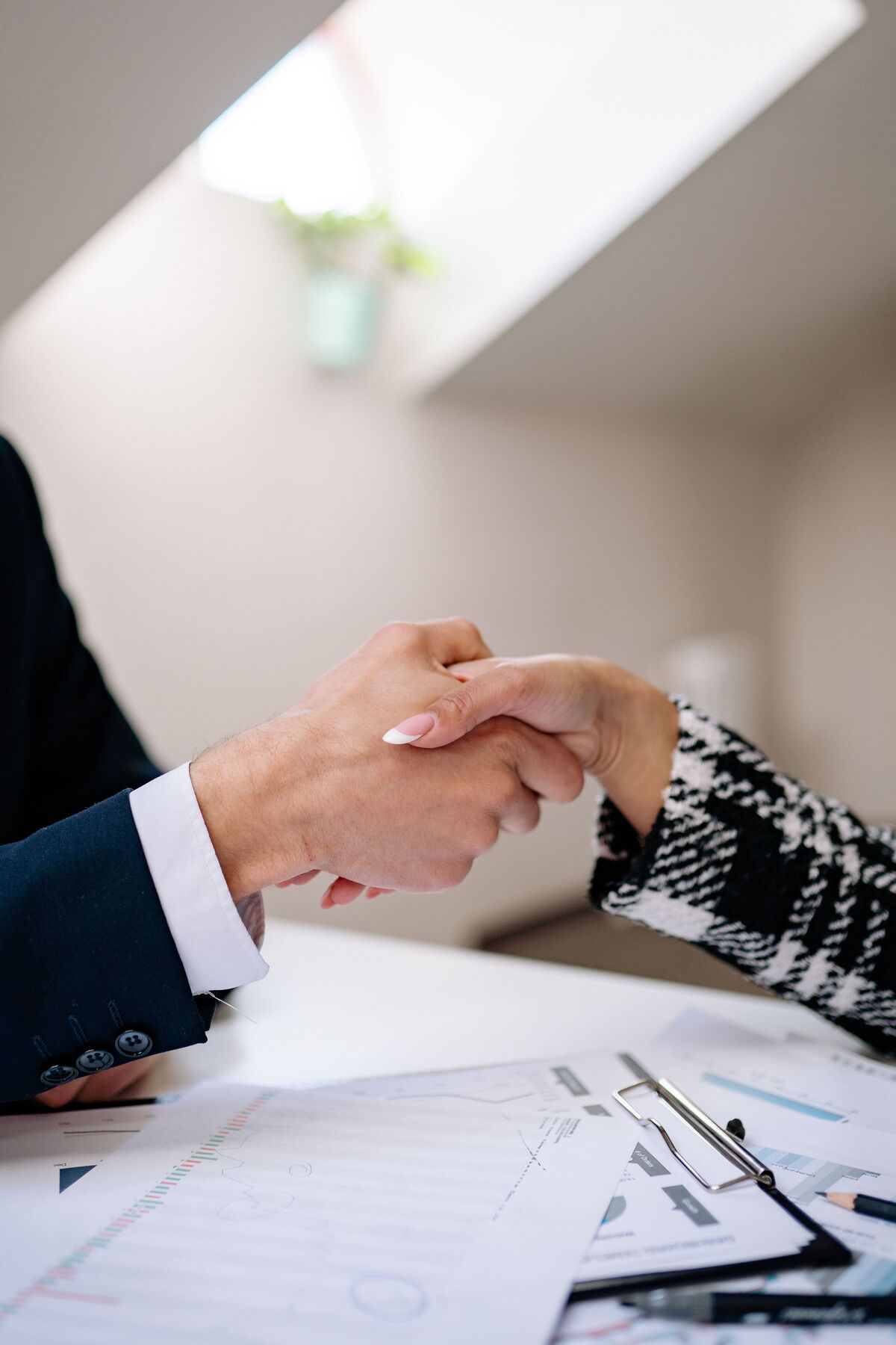 Poignée de main entre professionnels, symbole de la relation de confiance avec les clients de TDM