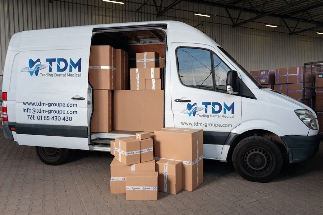 Véhicule de livraison TDM chargé de colis